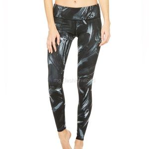 Alo Airbrush black and white marble leggings